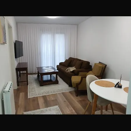 アパート Square トゥズラ